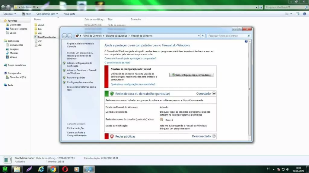 The image shows a Brazilian user disabling their Windows firewall to download cheat modes for a game. This dangerous act bypasses a critical layer of protection, leaving the system vulnerable to malware attacks.