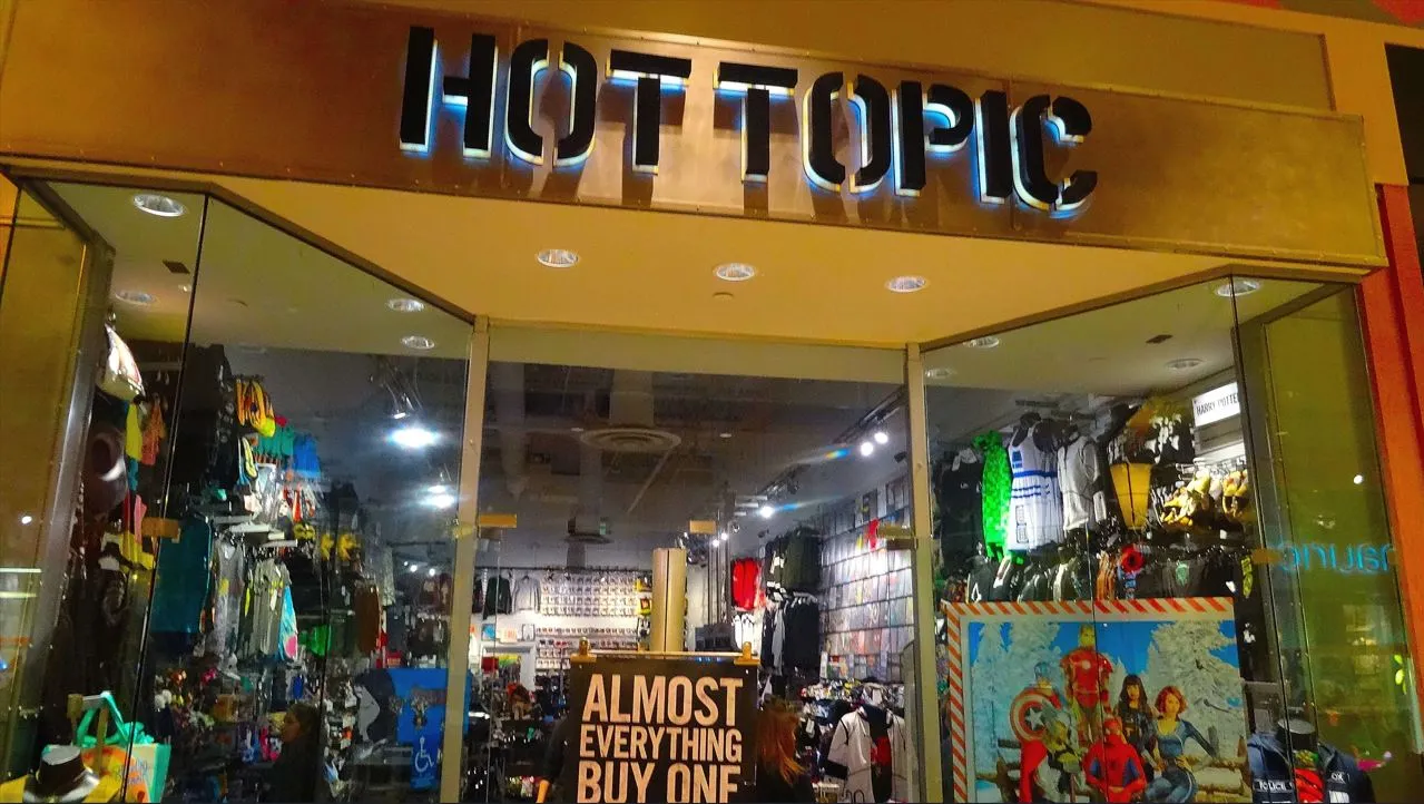 Hot Topic stands as a prominent American fast-fashion retail chain, boasting a widespread presence with over 600 locations.